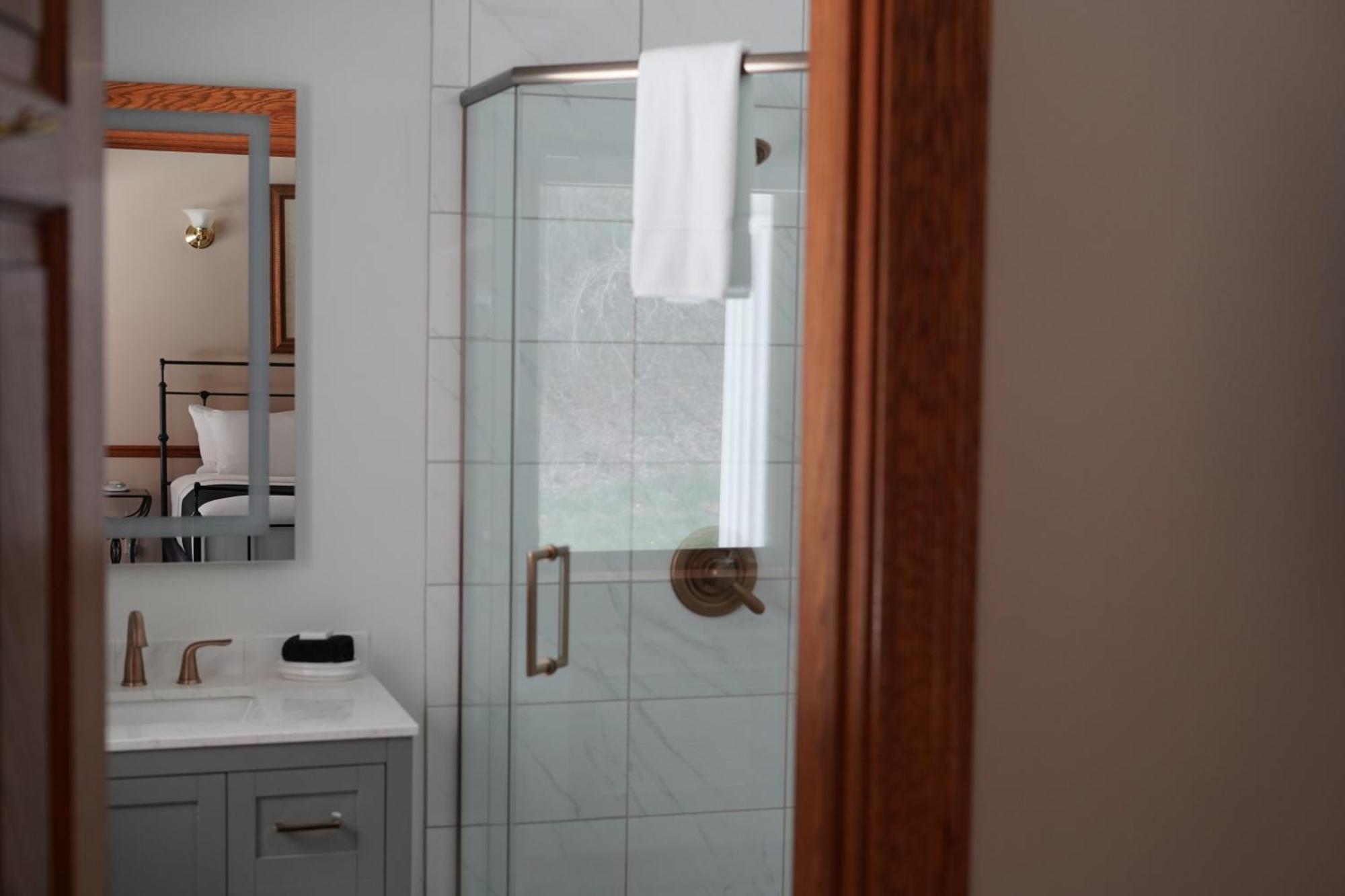 Inn At Black Star Farms Suttons Bay Chambre photo